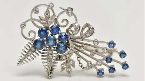Richard Winterton Auctioneers Sapphire brooch