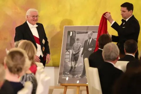 Getty Images German President Frank-Walter Steinmeier gives a speech at a state banquet at Schloss Bellevue presidential palace on March 29, 2023 in Berlin