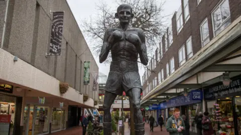 Getty Images A life-size bronze statue of Johnny Owen inside the main shopping centre in Merthyr Tydfil 