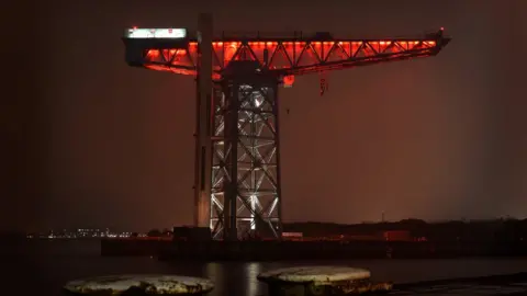 M.OWENS/POPPYSCOTLAND Titan Crane