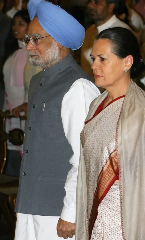 Getty Images Dalam foto yang diambil pada 24 Oktober 2006 ini, Manmohan Singh (kiri) terlihat bersama Presiden Partai Kongres saat itu Sonia Gandhi pada upacara pengambilan sumpah menteri kabinet baru di Delhi.