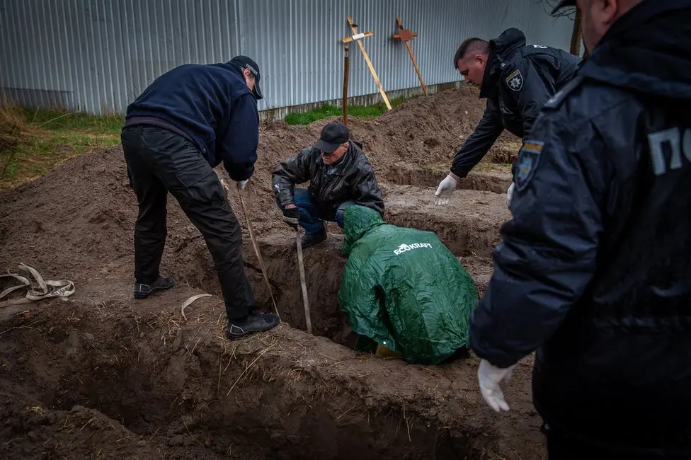 BBC Gennadiy, a resident who buried his neighbours, helps to bring them up from their graves.