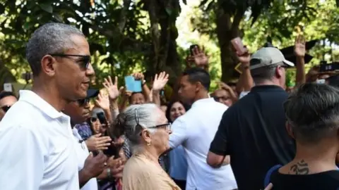 AFP Former US president Barack Obama visits Tirtha Empul temple at Tampaksiring Village in Gianyar on the Indonesian resort island of Bali (27 June 2017)