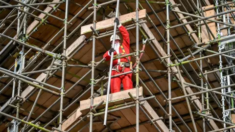 PA Media Santas erecting scaffolding around the Wellington Monument