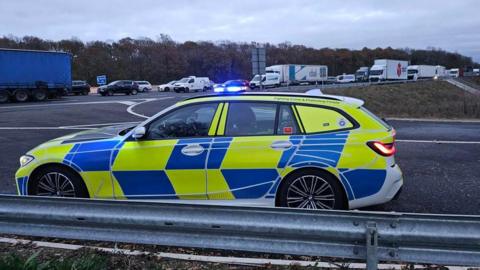 A police car by the M1