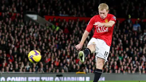 PA Media Image shows Paul Scholes playing for Manchester United. He is wearing his red United kit.