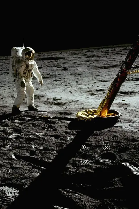 Getty Images Astronot Apollo 11 Buzz Aldrin berjalan di dekat salah satu kaki pendarat Eagle di Tranquility Base di permukaan Bulan