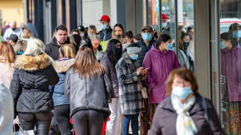 Terry-Harris.com Queue at Rushden Lake