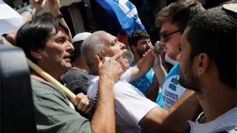 AFP Likud and Democratic Union supporters argue in Jerusalem (13/09/19)