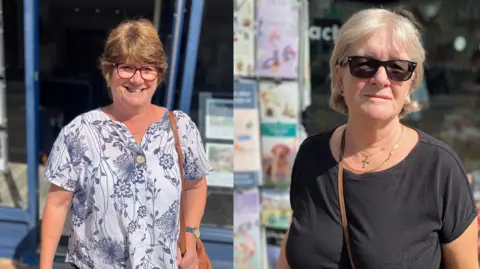 Janet O'Brien y Jacquie Hobbs de pie en la calle principal de Kidlington.