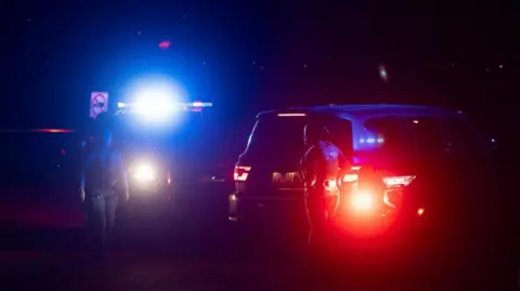 Reuters Los agentes del sheriff del condado de Santa Cruz bloquean una calle donde una persona fue detenida para ser interrogada después de la desaparición de Nancy Guthrie, quien luego fue liberada.