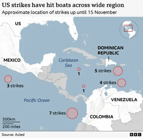 Mapa mostrando as localizações aproximadas dos ataques dos EUA a supostos barcos de drogas no Mar do Caribe e no Oceano Pacífico. Os círculos vermelhos marcam grupos de ataques: três ataques ao largo do México, no Pacífico, sete ataques ao largo da costa oeste da Colômbia, dois ataques perto da América Central, no Mar das Caraíbas, quatro ataques ao largo da costa norte da Venezuela e cinco ataques no centro das Caraíbas, a sul da República Dominicana e de Porto Rico. Fonte: Acled (ataque mais recente mostrado é de 15 de novembro)