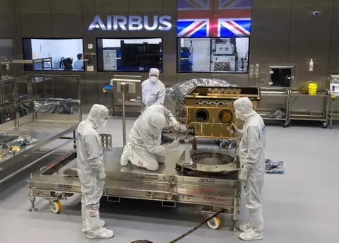 Max Alexander/AIRBUS Cleanroom image