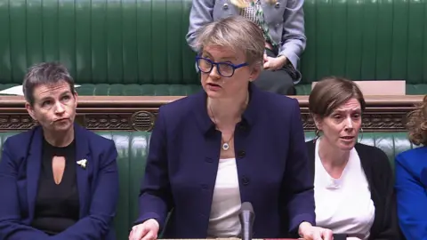 Parlemen Yvette Cooper berbicara di House of Commons