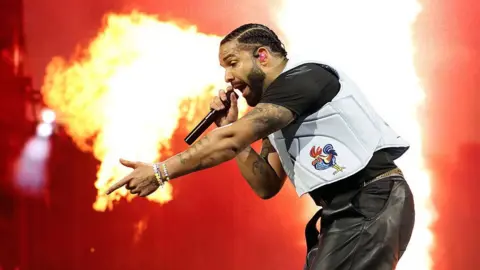 8ed22f10-5049-11f1-a712-bdb9a88fa140.jpg Drake surprise drops three albums and mentions the Kendrick Lamar beef