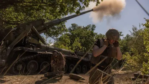 Getty Images Las fuerzas ucranianas disparan artillería cerca de Pokrovsk, agosto de 2024.