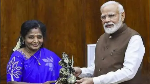PTI Tamilisai Soundararajan with Modi