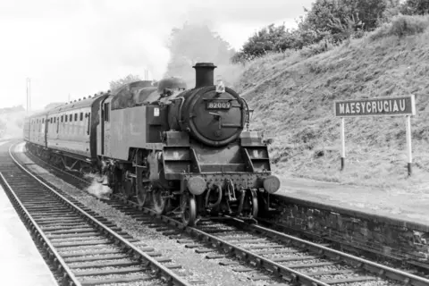 Vernon Parry Train draws into Maesycrugiau 