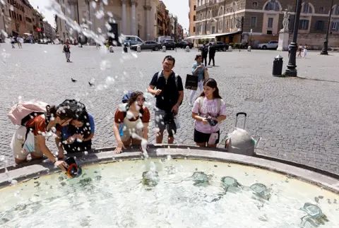 Reuters People cool off at the Piazza del Popolo in Rome