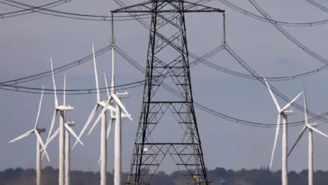 Getty Images Turbinas eólicas e linhas de energia cruzam a paisagem de Romney Marshes