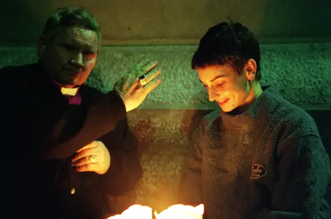 Alamy Sinead O'Connor at Lourdes in France being ordained as a Priest in the Latin Tridentine Church by the Reverend Dr Michael Cox on 21 April 1999