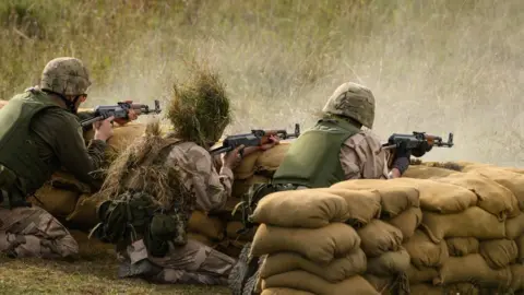 Getty Images UK armed forces train Ukraine recruits