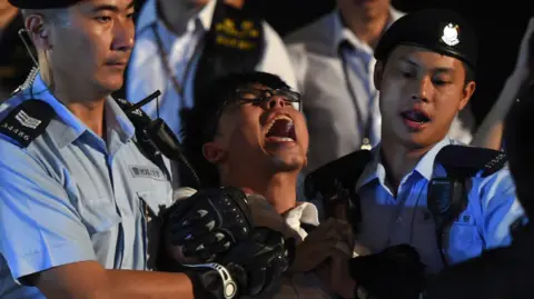 Getty Johsua Wong 在民主抗议活动中被拘留时尖叫 