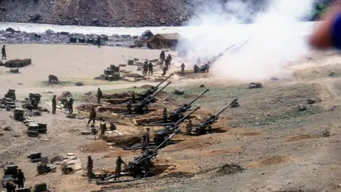 The India Today Group Bofors Guns are used by Indian troops during the Kargil war
