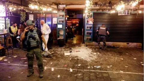 Reuters Scene of attack at a bar in Tel Aviv (07/04/22)