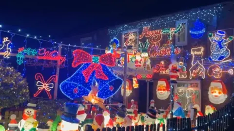 Home in Washington covered in hundreds of Christmas lights