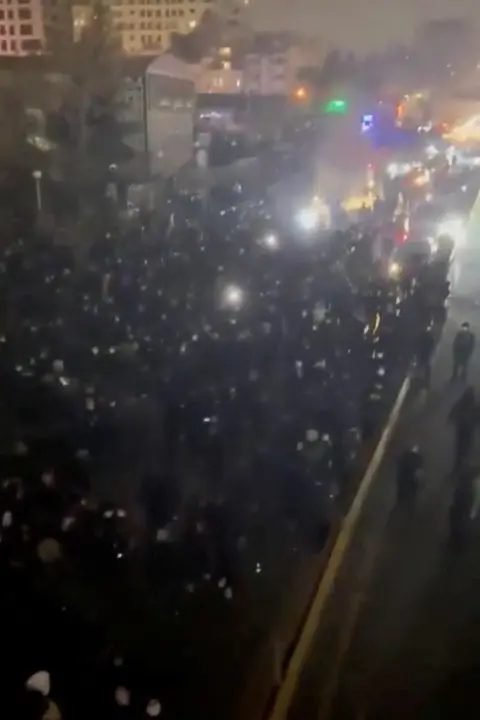 MÍDIA SOCIAL via REUTERS Captura de tela de vídeo sem data mostrando manifestantes em Teerã, Irã, postado em 9 de janeiro de 2026