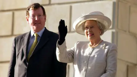 Tim Graham Photo Library via Getty Images Queen Elizabeth II With David Trimble, Northern Ireland First Minister Of Assembly, At Stormont, The Northern Ireland Parliament Building (Photo by Tim Graham Photo Library via Getty Images)