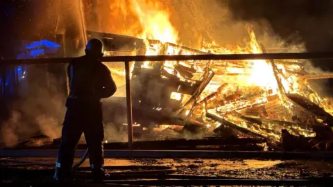 Reuters Un bombero trabaja en el lugar de un ataque con drones rusos en relación con el ataque ruso a Ucrania en Izmail, Ucrania, el 27 de septiembre de 2024.