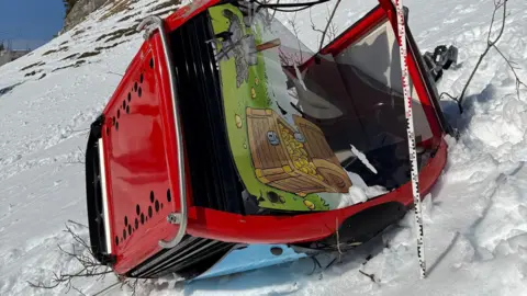 Nidwalden canton police A photo showing the crashed ski gondola on a snowy mountain in Engelberg, central Switzerland. Photo: 18 March 2026