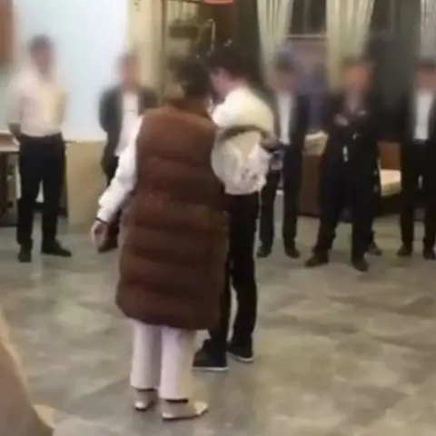 Pearvideo.com Woman slapping man with belt