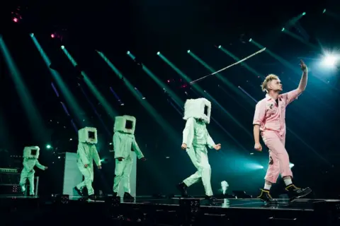 EBU/Alma Bengtsson Look Mum No Computer strides across the stage, followed by four backing dancers