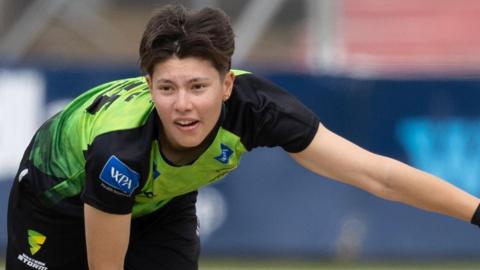 Issy Wong struck three times with her first 10 balls at Worcester