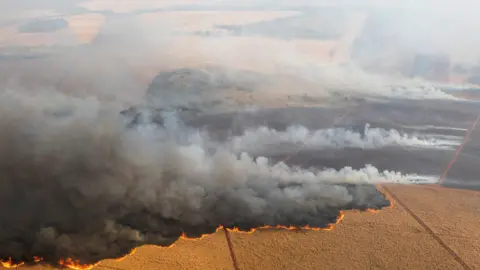 Reuters – Ein von einer Drohne aufgenommenes Foto zeigte ein Feuer auf einer Zuckerrohrfarm in der Nähe der Stadt Dumont im Bundesstaat Sao Paulo.