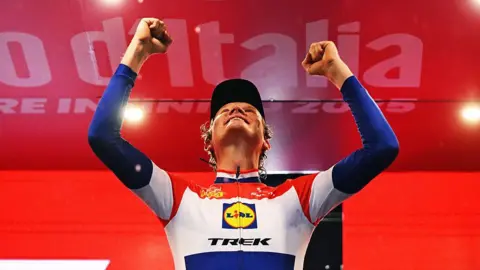 Daan Hoole celebrates his stage 10 victory 