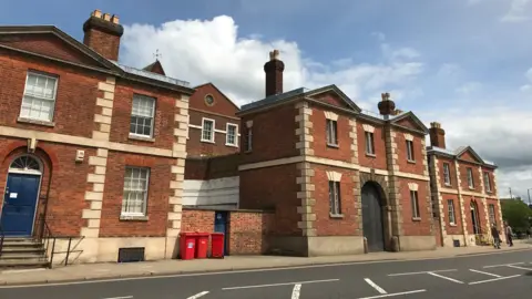 Alex Pope/BBC A view of the red brick exterior of Bedford Prison, this is the back of the building which is older