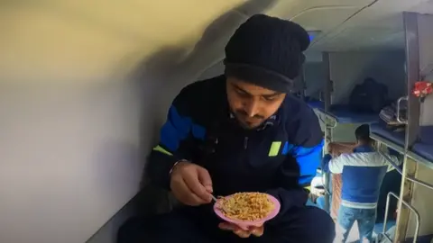 VS Monu / YouTube Train vloggers