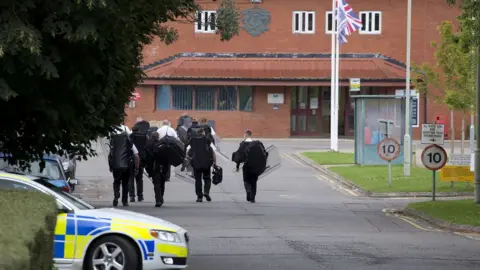 South Beds News Agency Riot officers enter HMP The Mount