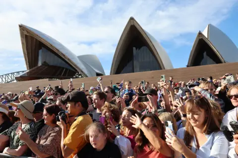 Multitudes de medios de comunicación de la Autoridad Palestina se reunieron frente a la Ópera de Sydney para presenciar la visita real.