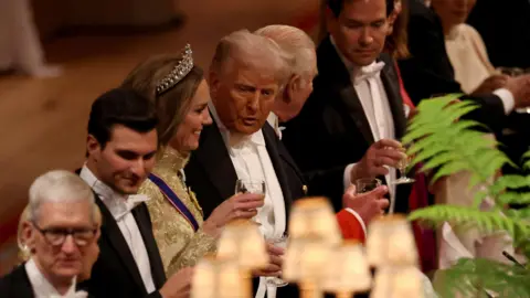 El presidente de los medios de Pensilvania, Trump estaba sentado al lado del Príncipe de Gales en el banquete estatal