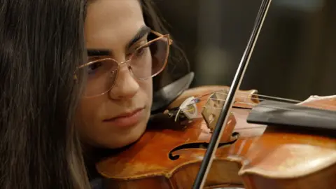 Pathrycia Mendonça plays her violin