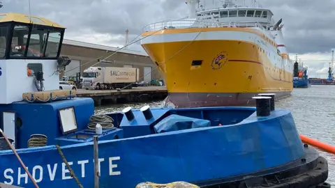 MAIB The Shovette and the Kirkella in King George Dock, Hull
