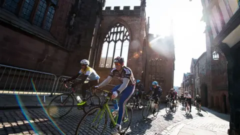 Vélo Birmingham & Midlands  Cyclists passing through Coventry