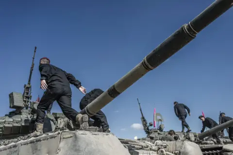 Getty Images Ukraine tanks in training