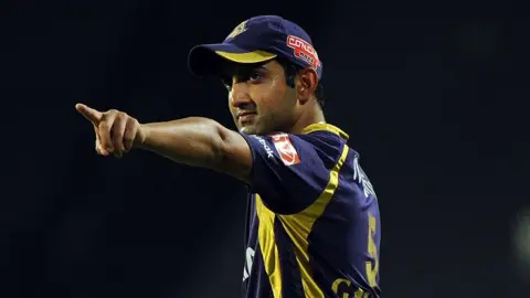 کاپیتان AFP Kolkata Knight Riders، Gautam Gambhir، پیروزی تیمش را در اولین مسابقه پلی آف IPL Twenty20 بین دهلی دردویلز و کلکته نایت رایدرز در استادیوم سوبراتا روی صحرا در پونا در 22 می 2012 جشن می گیرد.