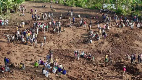 BBC/Amensis Ifa Mensen verzamelen zich op de plaats van een aardverschuiving in de Gofa-zone, Ethiopië - 24 juli 2024.